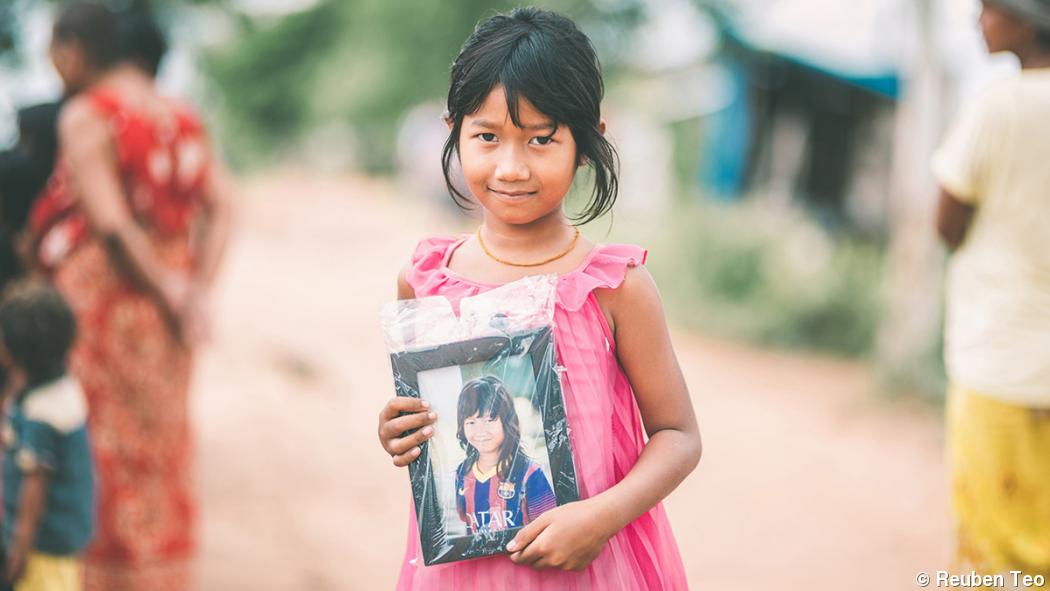 Photographer donates printed portraits to Cambodian villagers Photographer donates printed portraits to Cambodian villagers